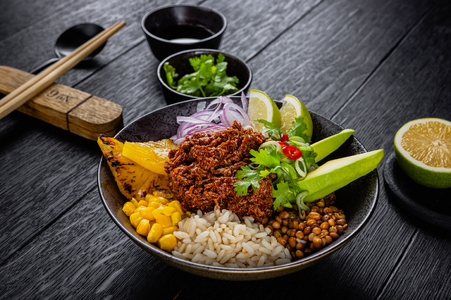 Ciotola vegana con alternativa di carne Plantics